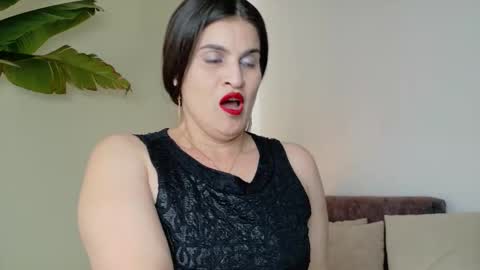 Snapshot of liz_devine chatting on 25, 10, 2025 liz online show from 25, 10, 2025