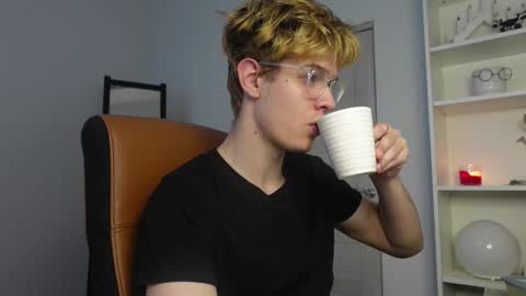 LOGAN FRASER online show from 12, 10, 2025