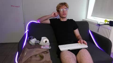 LOGAN FRASER online show from 15, 10, 2025