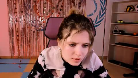 Snapshot of lolaasmus chatting on 27, 2, 2025 I consider myself the god Loki but life just calls me LOL online show from 27, 2, 2025