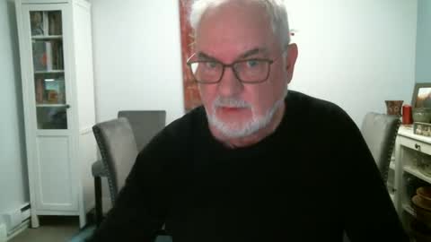 Snapshot of loop102 chatting on 5, 10, 2025 loop102 online show from 5, 10, 2025