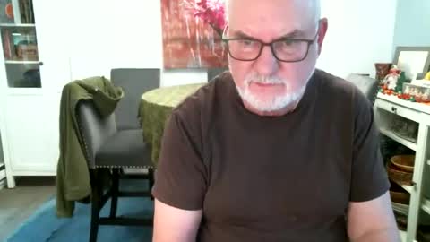 Snapshot of loop102 chatting on 28, 11, 2025 loop102 online show from 28, 11, 2025