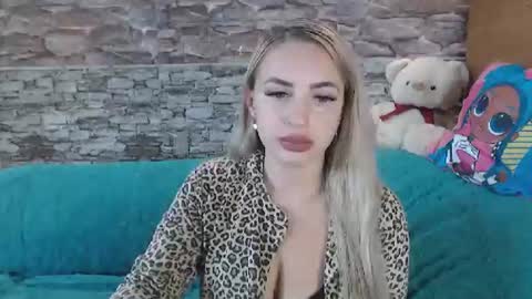 Snapshot of lorasinclare chatting on 9, 10, 2025 Queen LoraSinClare online show from 9, 10, 2025