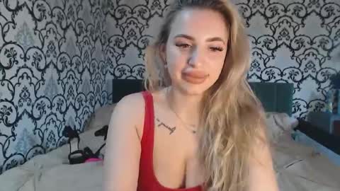 Snapshot of lorasinclare chatting on 11, 11, 2025 Queen LoraSinClare online show from 11, 11, 2025