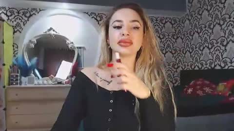 Snapshot of lorasinclare chatting on 17, 12, 2025 Queen LoraSinClare online show from 17, 12, 2025