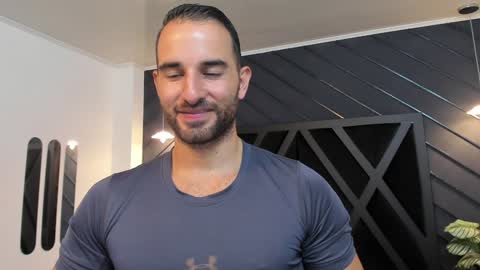  L O R E N Z O  Thumbs Up help  online show from 18, 1, 2025