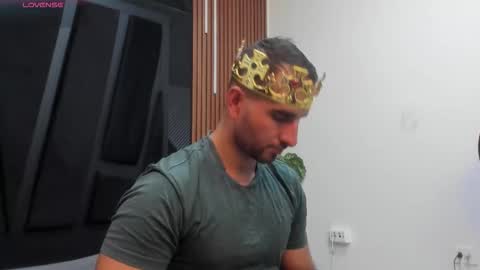  L O R E N Z O  Thumbs Up help  online show from 1, 11, 2025