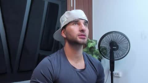  L O R E N Z O  Thumbs Up help  online show from 11, 11, 2025