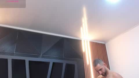  L O R E N Z O  Thumbs Up help  online show from 22, 11, 2025