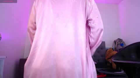 Snapshot of louise_nails chatting on 15, 1, 2025 LouIse online show from 15, 1, 2025