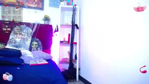 Snapshot of louise_nails chatting on 4, 11, 2025 LouIse online show from 4, 11, 2025