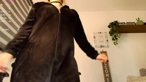 Sharol Leon online show from 15, 1, 2025