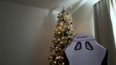 Snapshot of lovellly_ chatting on 3, 12, 2025 Love online show from 3, 12, 2025