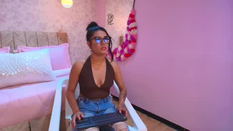 lovely_julls online show from 4, 2, 2026