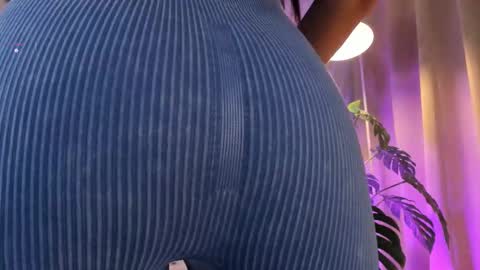 Snapshot of lovely_queens chatting on 14, 10, 2025 online show from 14, 10, 2025