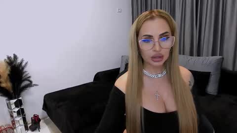 Snapshot of lovelyblondyxxx chatting on 17, 11, 2025 PrAllinXXXa online show from 17, 11, 2025