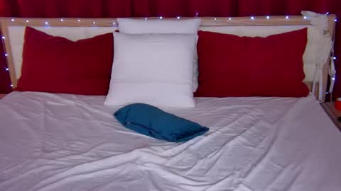 Snapshot of lovelycaroline_ chatting on 21, 11, 2025 Caroline online show from 21, 11, 2025