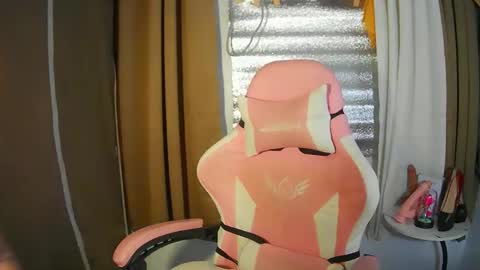 Snapshot of lovelykayleexx chatting on 13, 11, 2025 ara online show from 13, 11, 2025