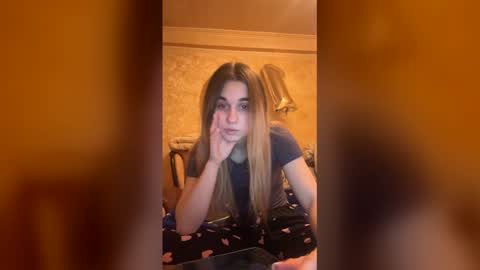 Snapshot of lovelysilk_63 chatting on 17, 12, 2025 ELA online show from 17, 12, 2025