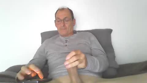 Snapshot of loves_to_cum2022 chatting on 1, 10, 2025 lovs2cum4u online show from 1, 10, 2025