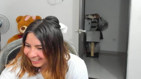 Snapshot of luara__01__lecat_1 chatting on 12, 11, 2025 luara__01__lecat_1 online show from 12, 11, 2025