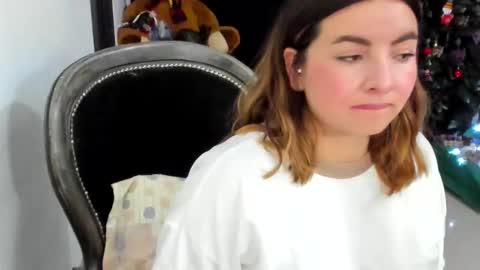 Snapshot of luara__01__lecat_1 chatting on 15, 12, 2025 luara__01__lecat_1 online show from 15, 12, 2025