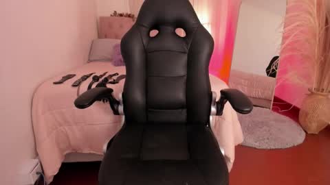 Snapshot of lucie_harper chatting on 13, 11, 2025 online show from 13, 11, 2025