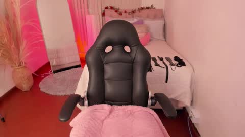 Snapshot of lucie_harper chatting on 22, 11, 2025 online show from 22, 11, 2025