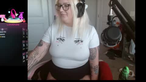 Snapshot of lucigooseygonewild chatting on 17, 10, 2025 lucigooseygonewild online show from 17, 10, 2025