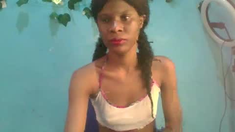 Snapshot of luckymadequeen chatting on 25, 11, 2025 Gloria online show from 25, 11, 2025