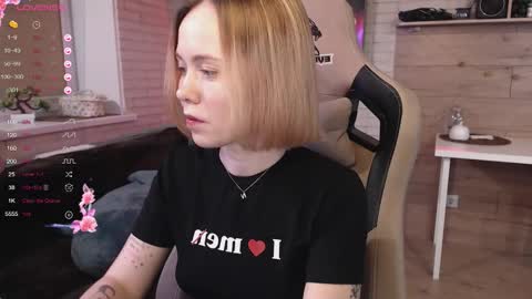 Snapshot of lucy_mirror chatting on 13, 10, 2025 Lucy online show from 13, 10, 2025