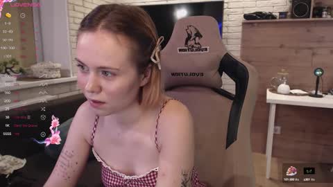 Snapshot of lucy_mirror chatting on 16, 10, 2025 Lucy online show from 16, 10, 2025