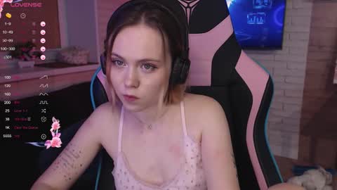 Snapshot of lucy_mirror chatting on 5, 11, 2025 Lucy online show from 5, 11, 2025