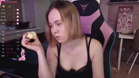 Snapshot of lucy_mirror chatting on 10, 11, 2025 Lucy online show from 10, 11, 2025