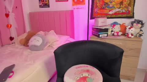 Snapshot of lucyy_peach chatting on 17, 10, 2025 LUCYY FROM HOME online show from 17, 10, 2025