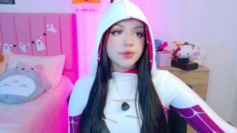 Snapshot of lucyy_peach chatting on 28, 10, 2025 LUCYY FROM HOME online show from 28, 10, 2025