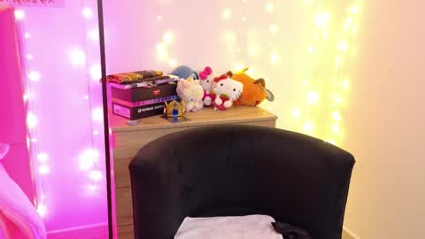 Snapshot of lucyy_peach chatting on 11, 11, 2025 LUCYY FROM HOME online show from 11, 11, 2025