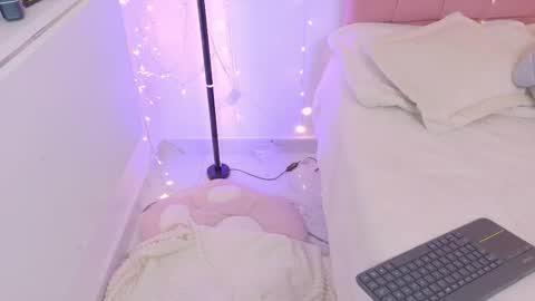 Snapshot of lucyy_peach chatting on 8, 2, 2026 LUCYY FROM HOME online show from 8, 2, 2026