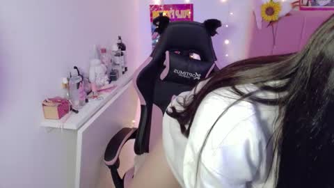 Snapshot of lucyy_peach chatting on 24, 3, 2026 LUCYY FROM HOME online show from 24, 3, 2026