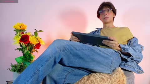 Snapshot of lui_x_dust chatting on 4, 4, 2026 Lui online show from 4, 4, 2026