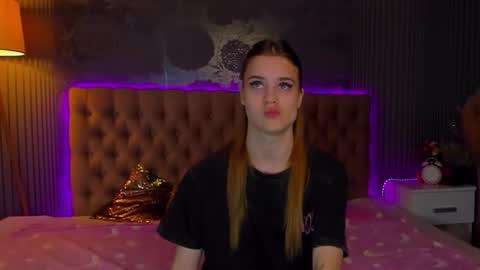 Snapshot of luisaclover chatting on 19, 11, 2025 LuisaClover online show from 19, 11, 2025