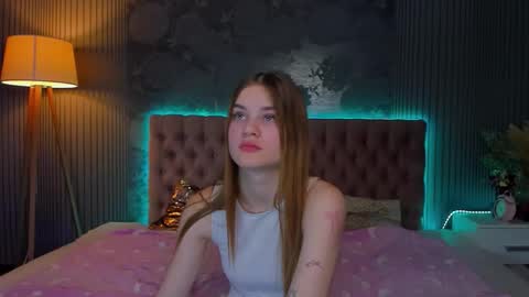 Snapshot of luisaclover chatting on 25, 11, 2025 LuisaClover online show from 25, 11, 2025