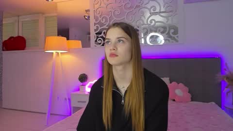 Snapshot of luisaclover chatting on 2, 12, 2025 LuisaClover online show from 2, 12, 2025