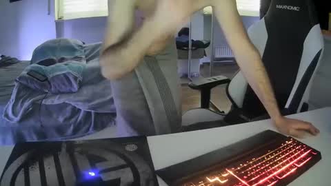 Snapshot of lukasschoetz chatting on 8, 2, 2025 lukasschoetz online show from 8, 2, 2025