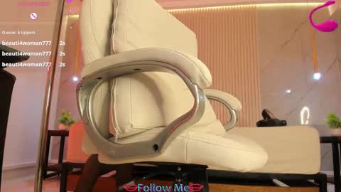 Snapshot of luminous__queen chatting on 11, 3, 2025 luminous__queen online show from 11, 3, 2025