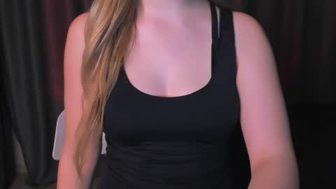 Snapshot of luna1vibe chatting on 15, 12, 2025 luna1vibe online show from 15, 12, 2025