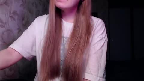 Snapshot of luna_loveisgood chatting on 2, 1, 2025 Luna online show from 2, 1, 2025