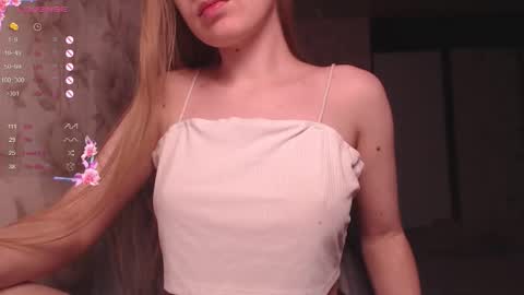 Snapshot of luna_loveisgood chatting on 7, 11, 2025 Luna online show from 7, 11, 2025