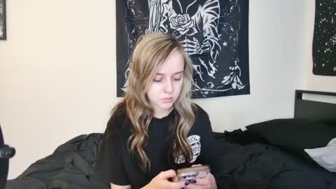 Snapshot of luna_lovelyy chatting on 8, 10, 2025 Luna online show from 8, 10, 2025