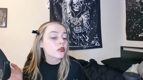 Snapshot of luna_lovelyy chatting on 11, 10, 2025 Luna online show from 11, 10, 2025